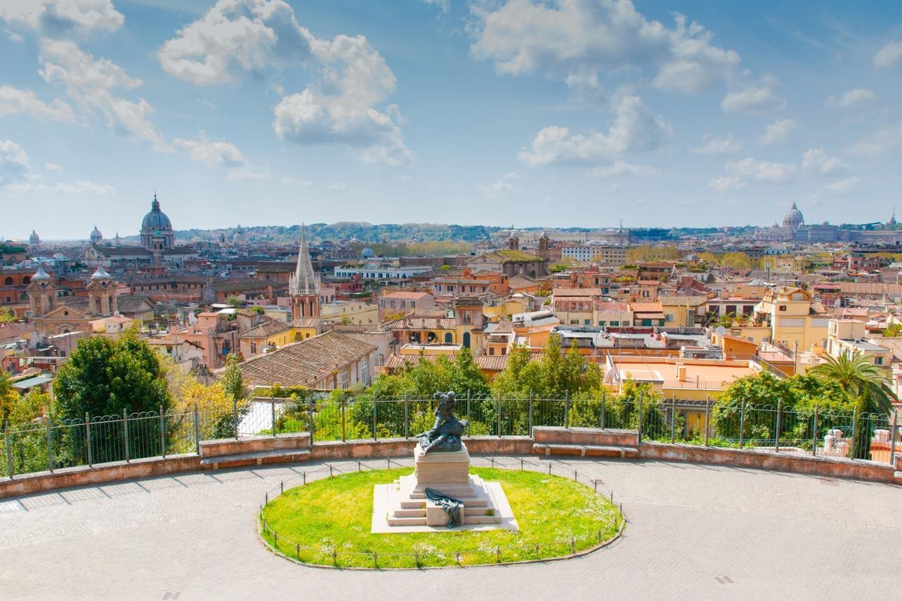 Il belvedere del Gianicolo con vista sulla città