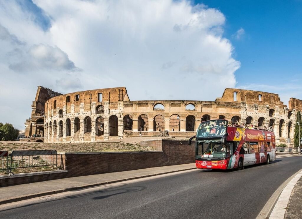 Bus turistico panoramico davanti al Colosseo