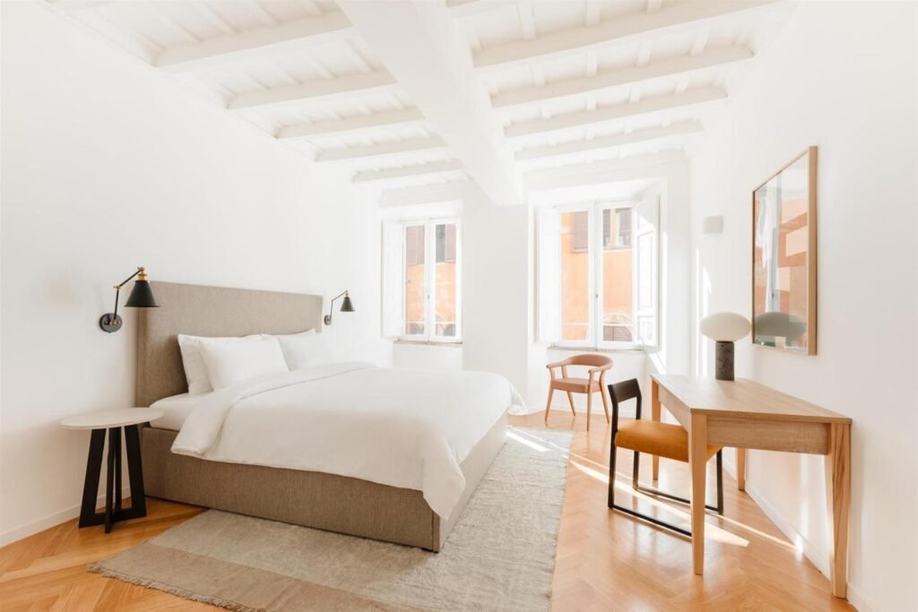 Camera doppia luminosa con letto matrimoniale e scrivania